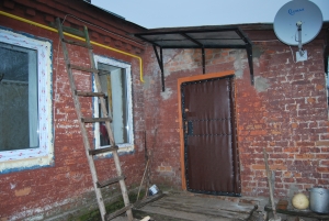 Газовая труба у дома, выкрашенная в жёлтый цвет
